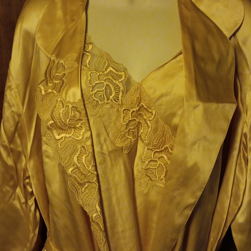 NWOT LINDA HARTMAN INTIMATES ROSE CHEMISE AND ROBE LARGE - Picture 2 of 12